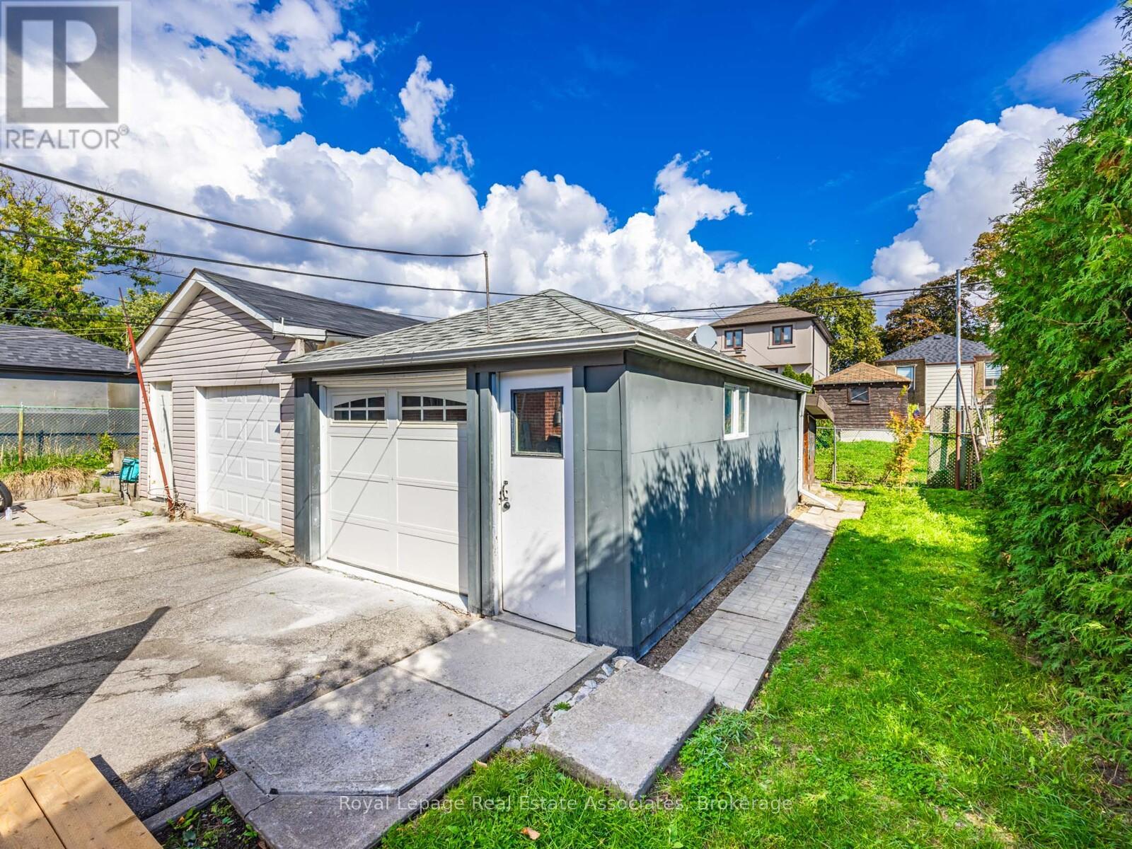 5 Little Boulevard, Toronto, Ontario  M6E 4N1 - Photo 34 - W12460974