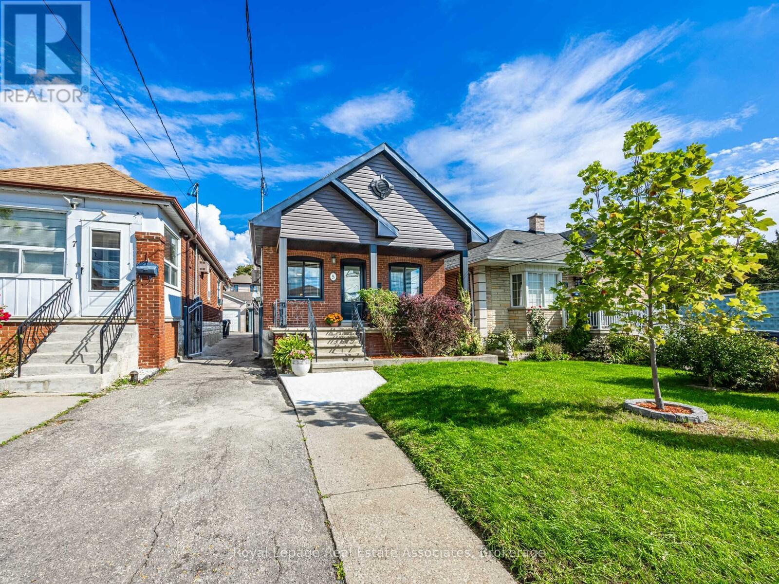 5 Little Boulevard, Toronto, Ontario  M6E 4N1 - Photo 36 - W12460974