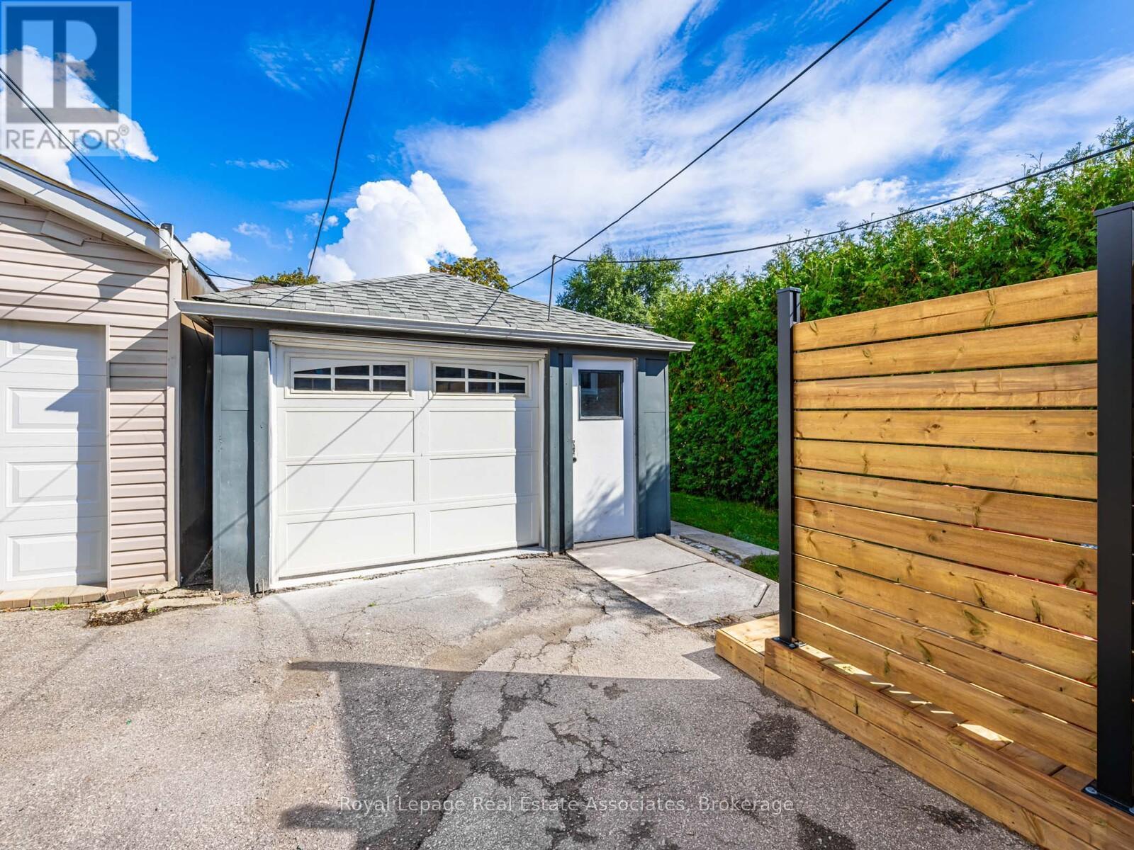 5 Little Boulevard, Toronto, Ontario  M6E 4N1 - Photo 32 - W12460974