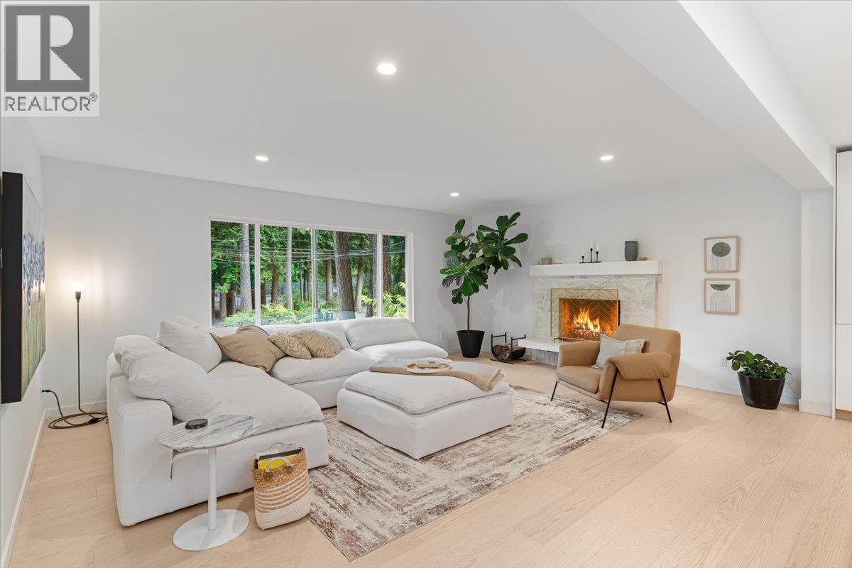 4514 Glenwood Avenue, North Vancouver, British Columbia  V7R 4G5 - Photo 2 - R3047319
