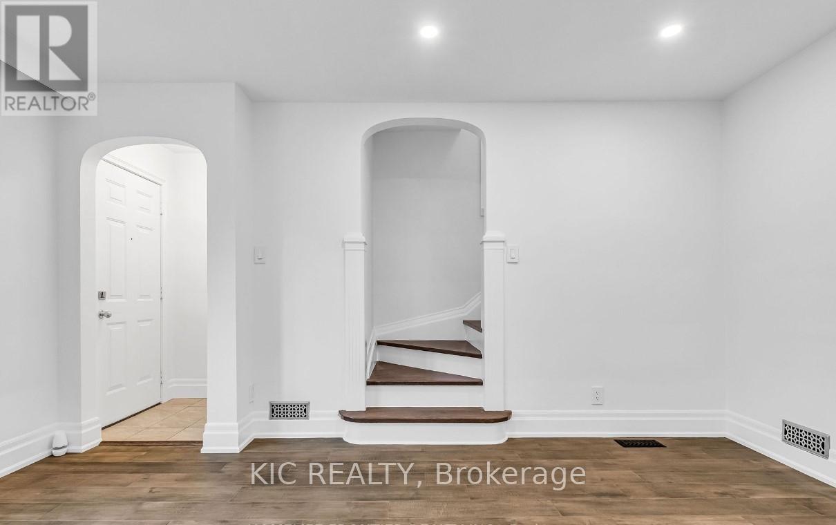 354 Laird Drive, Toronto, Ontario  M4G 3X9 - Photo 5 - C12461114