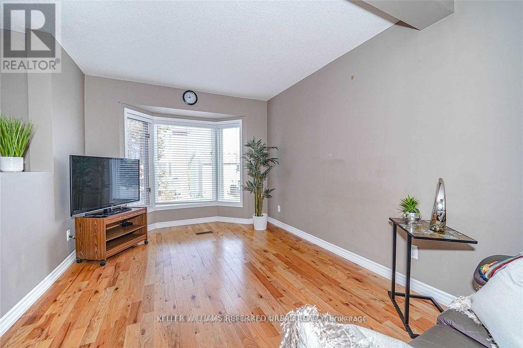 75 William Curtis Circle, Newmarket, Ontario  L3Y 8L7 - Photo 2 - N12461079