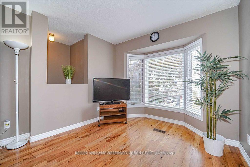 75 William Curtis Circle, Newmarket, Ontario  L3Y 8L7 - Photo 3 - N12461079