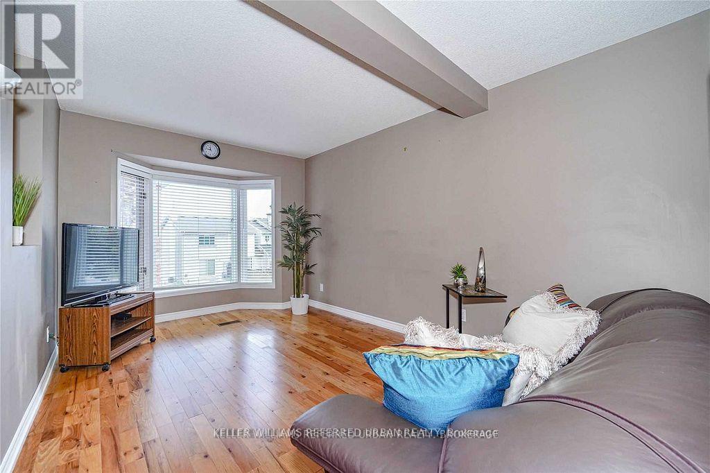 75 William Curtis Circle, Newmarket, Ontario  L3Y 8L7 - Photo 4 - N12461079