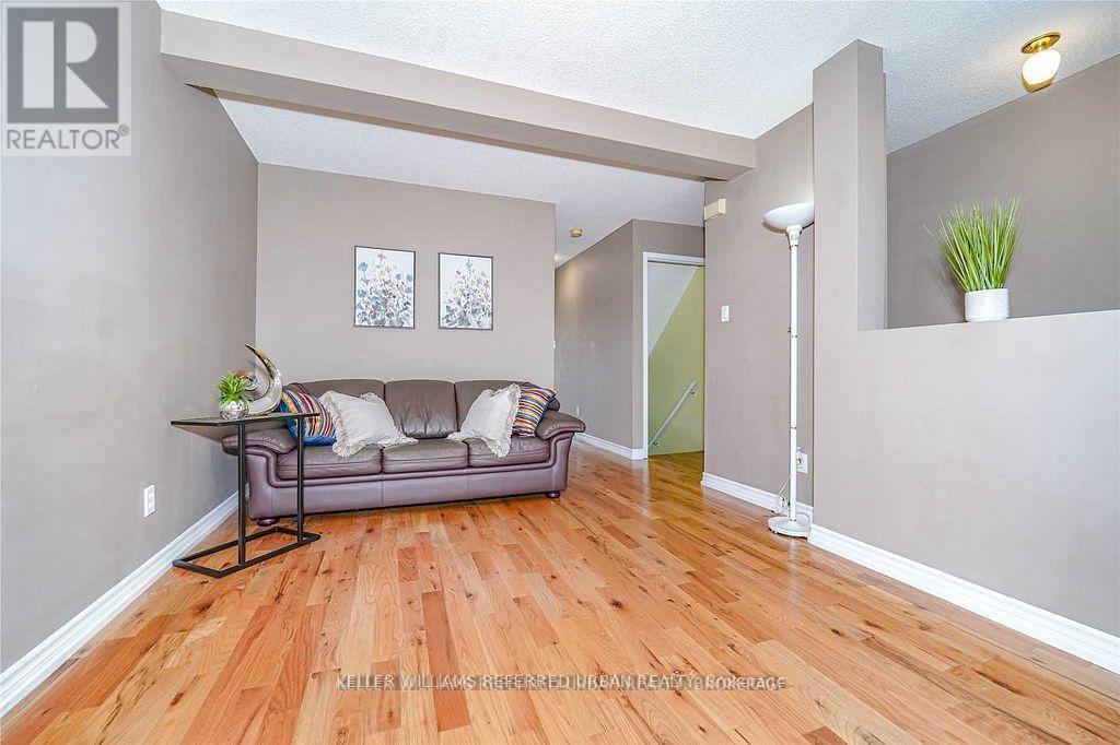 75 William Curtis Circle, Newmarket, Ontario  L3Y 8L7 - Photo 5 - N12461079