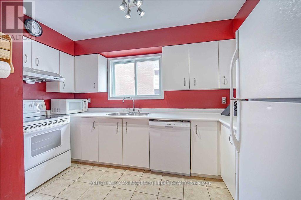 75 William Curtis Circle, Newmarket, Ontario  L3Y 8L7 - Photo 6 - N12461079