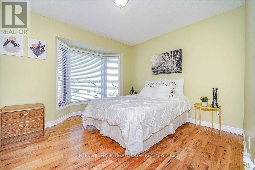 75 William Curtis Circle, Newmarket, Ontario  L3Y 8L7 - Photo 8 - N12461079