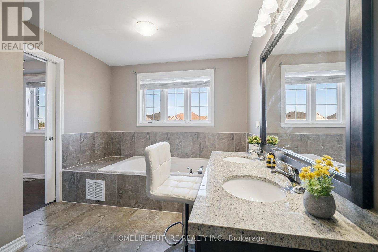 2048 Mcneil Street, Innisfil, Ontario  L9S 4B7 - Photo 17 - N12461118