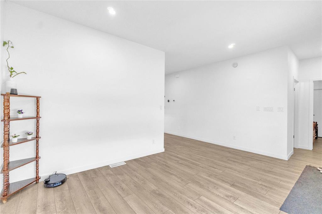 22 Blossom Way, West St Paul, Manitoba  R4A 0C9 - Photo 4 - 202526379