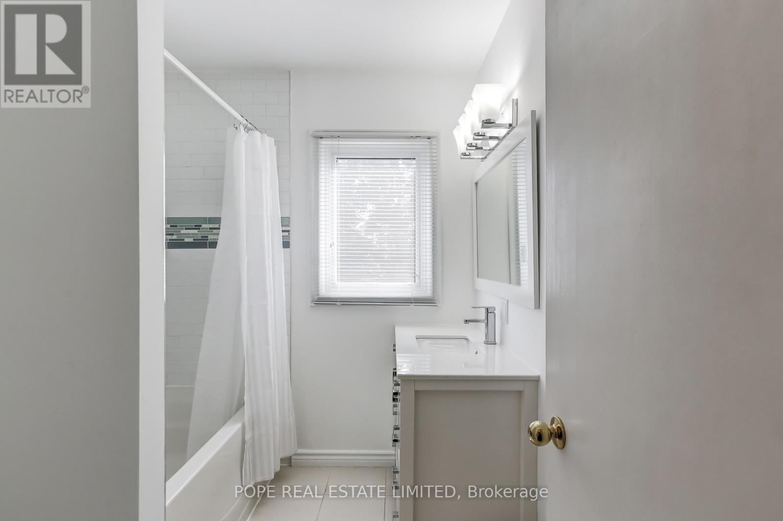 35 Tofield Crescent, Toronto, Ontario  M9W 2B8 - Photo 21 - W12461145