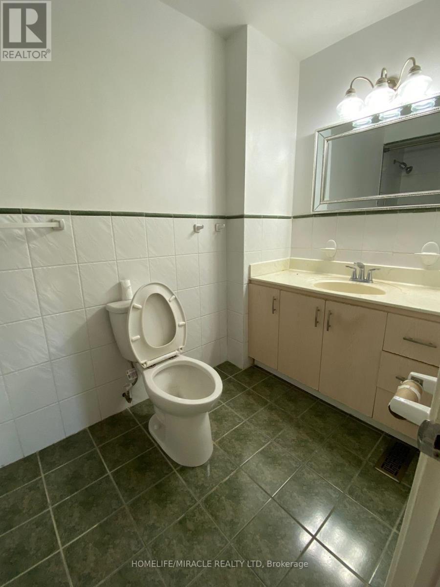 7711 Wrenwood Court, Mississauga, Ontario  L4T 2V8 - Photo 10 - W12461164