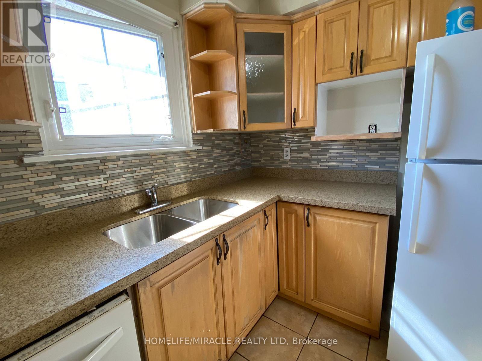 7711 Wrenwood Court, Mississauga, Ontario  L4T 2V8 - Photo 3 - W12461164