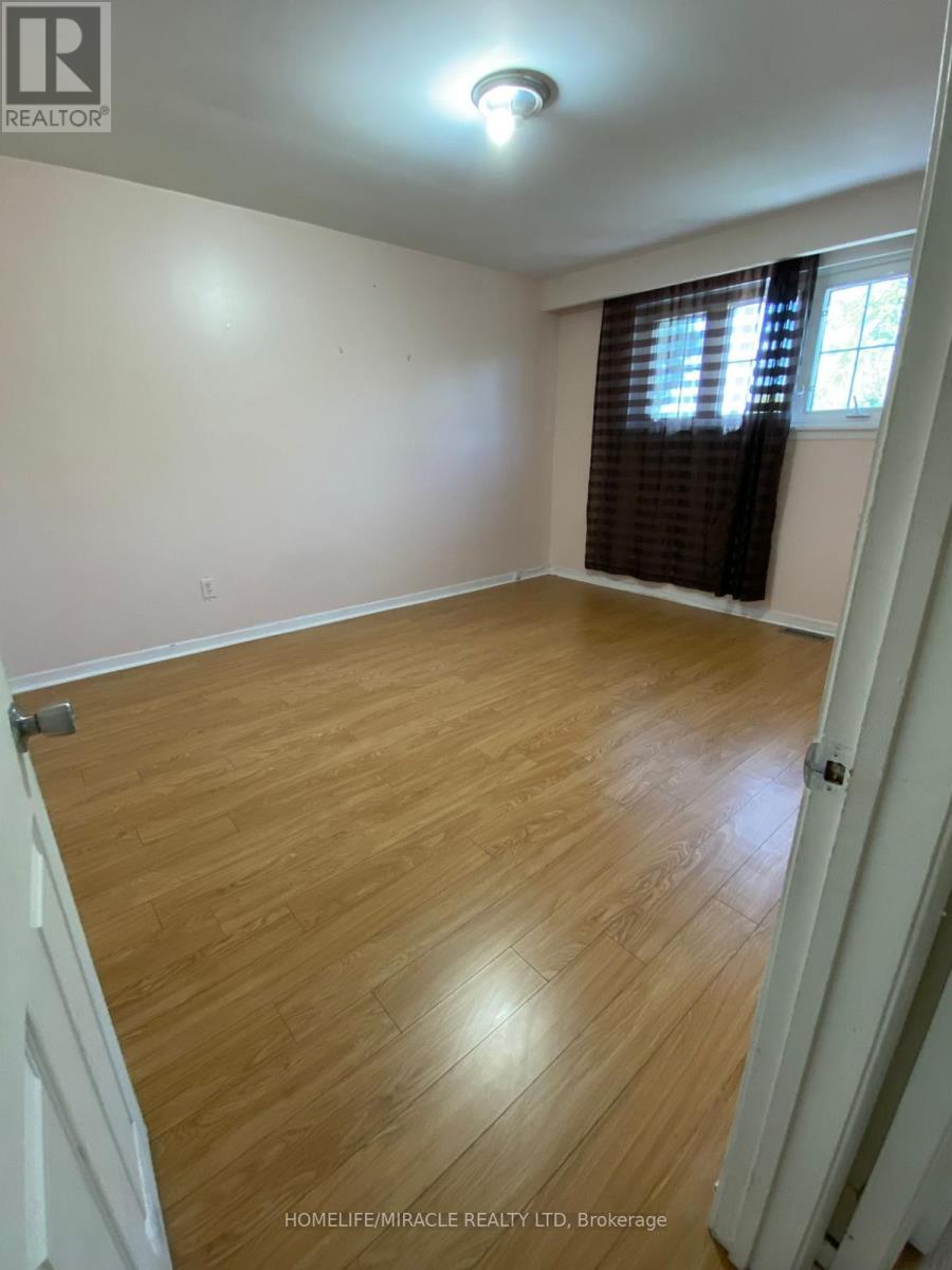7711 Wrenwood Court, Mississauga, Ontario  L4T 2V8 - Photo 7 - W12461164