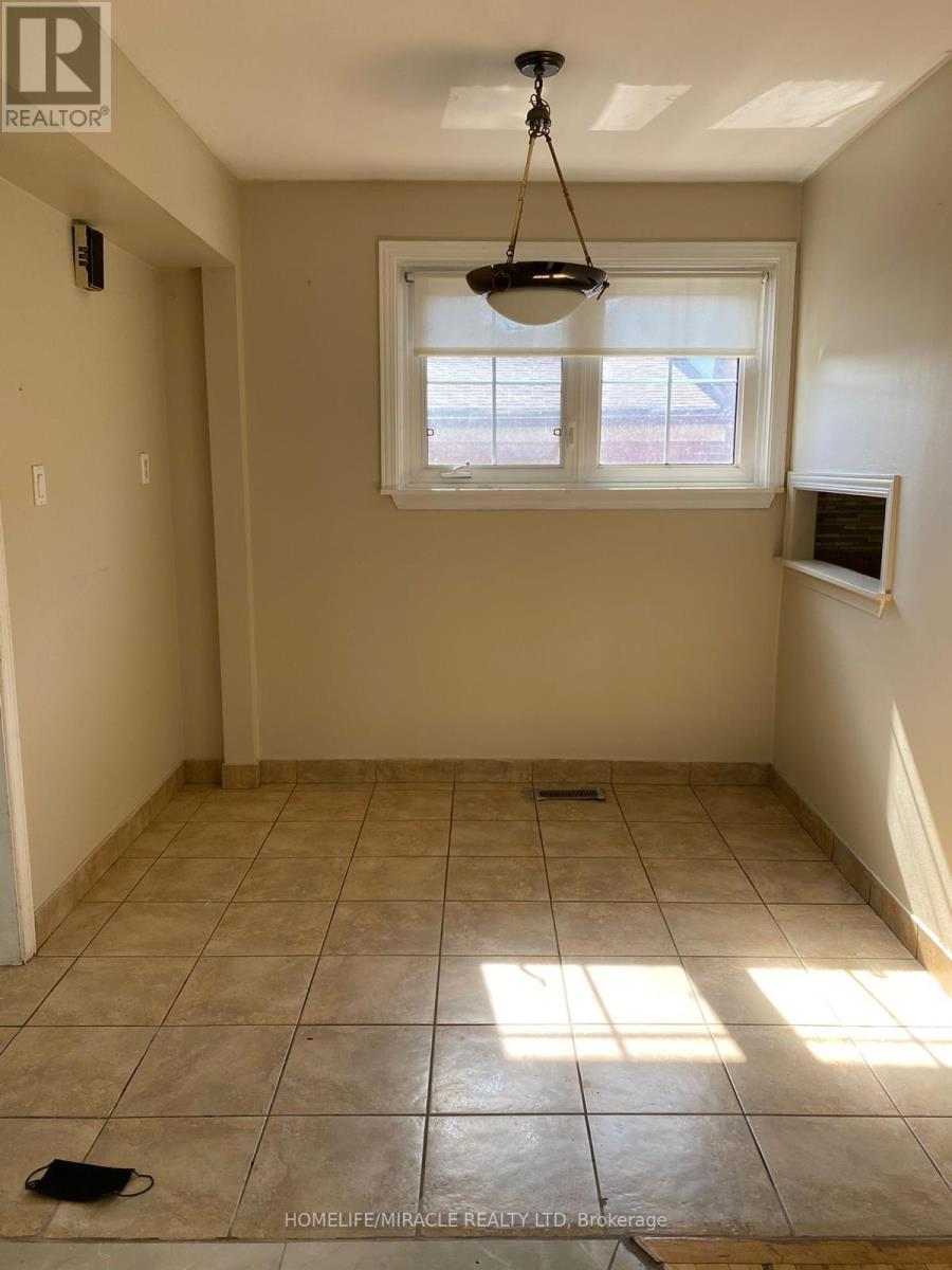 7711 Wrenwood Court, Mississauga, Ontario  L4T 2V8 - Photo 9 - W12461164