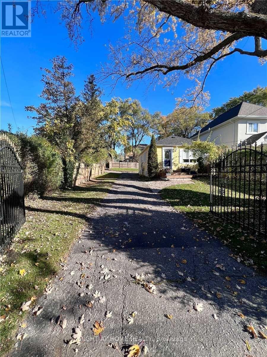 71 Mississauga Road N, Mississauga, Ontario  L5H 2H9 - Photo 2 - W12461165