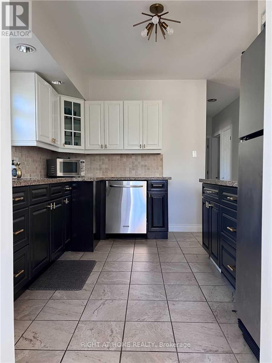 71 Mississauga Road N, Mississauga, Ontario  L5H 2H9 - Photo 5 - W12461165