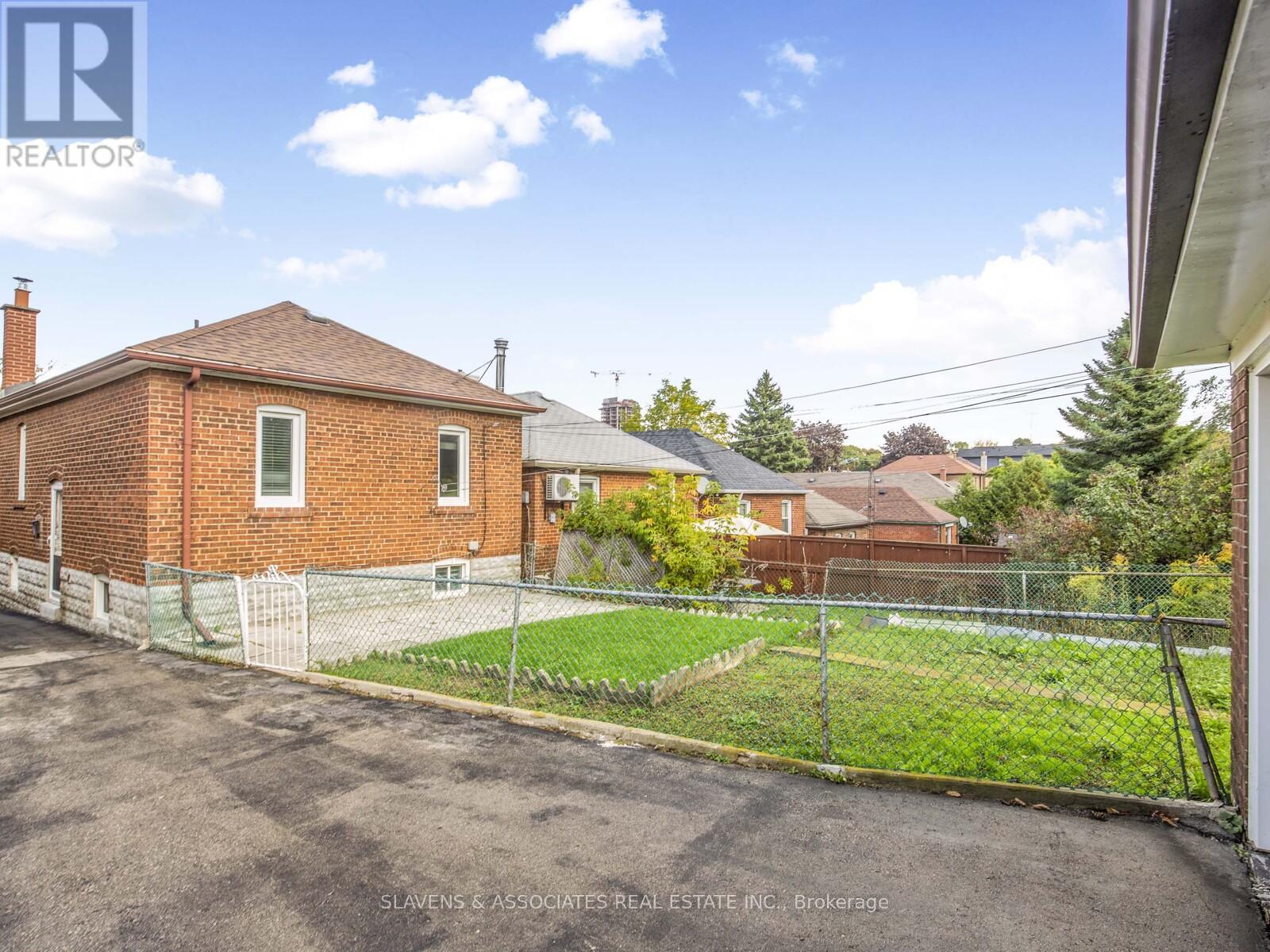 67 Belgravia Avenue, Toronto, Ontario  M6E 2M4 - Photo 25 - W12461191