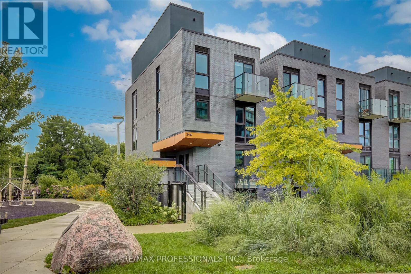 Th3 - 10 Brin Drive, Toronto, Ontario  M8X 0B3 - Photo 2 - W12461204