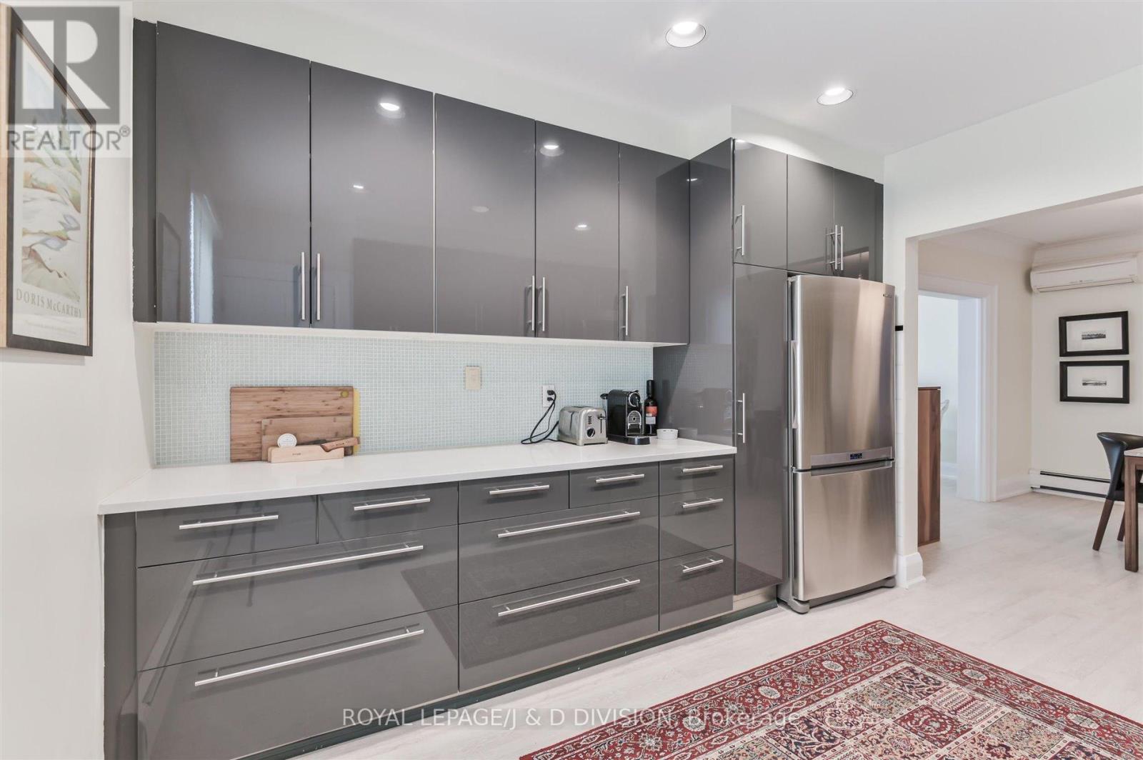 Main - 16 Farnham Avenue, Toronto, Ontario  M4V 1H4 - Photo 12 - C12461219