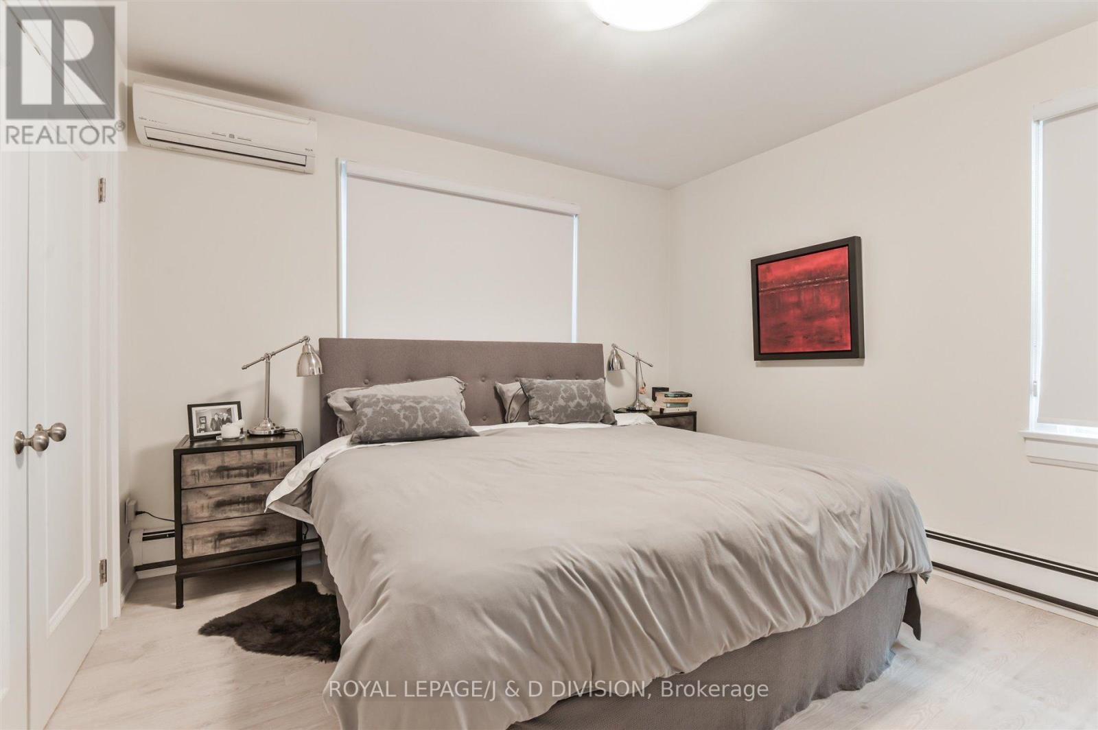 Main - 16 Farnham Avenue, Toronto, Ontario  M4V 1H4 - Photo 13 - C12461219