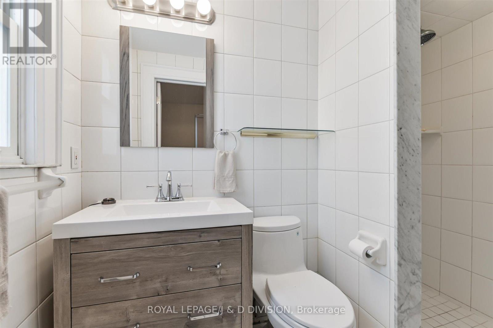 Main - 16 Farnham Avenue, Toronto, Ontario  M4V 1H4 - Photo 15 - C12461219