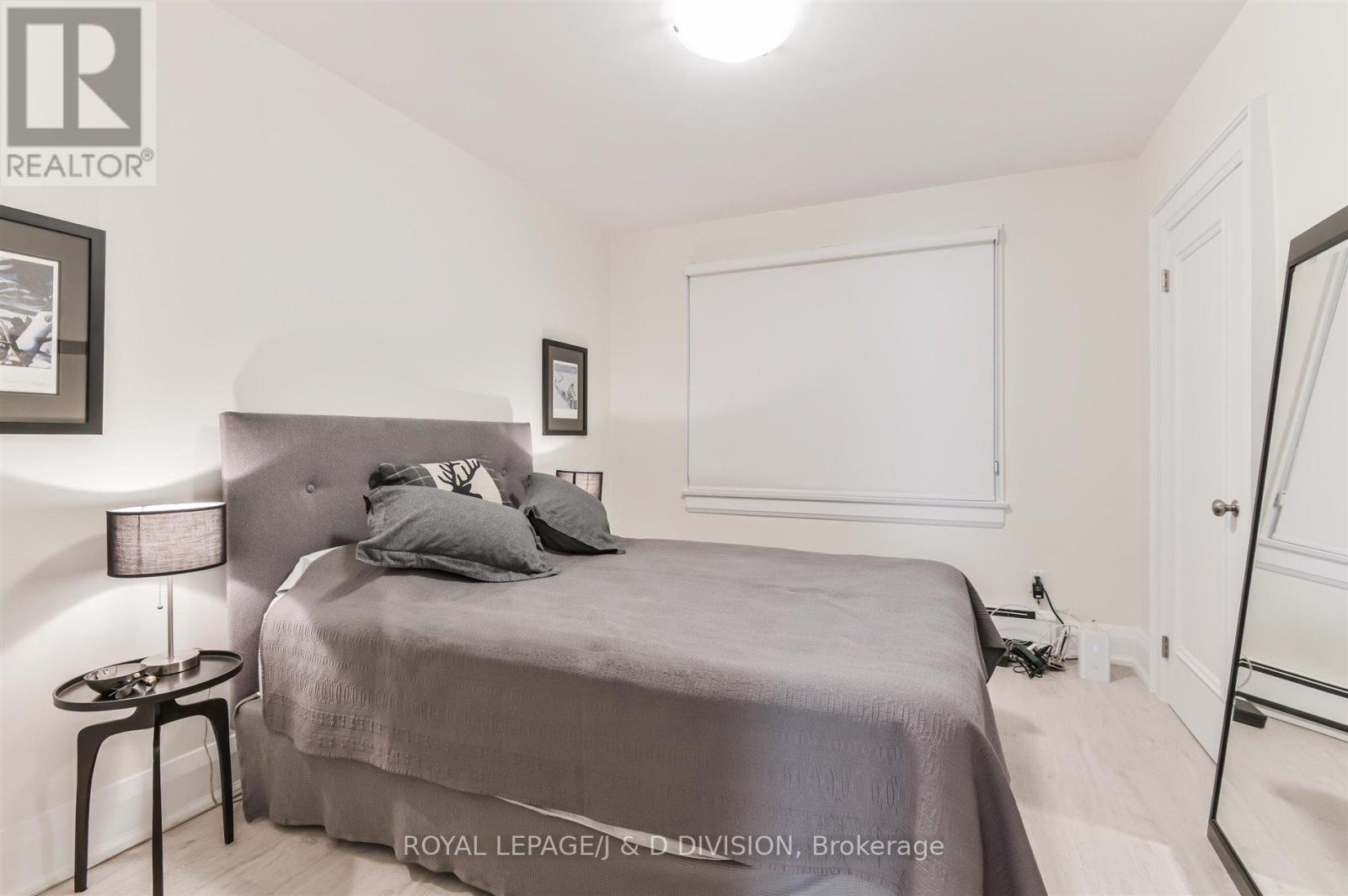 Main - 16 Farnham Avenue, Toronto, Ontario  M4V 1H4 - Photo 17 - C12461219