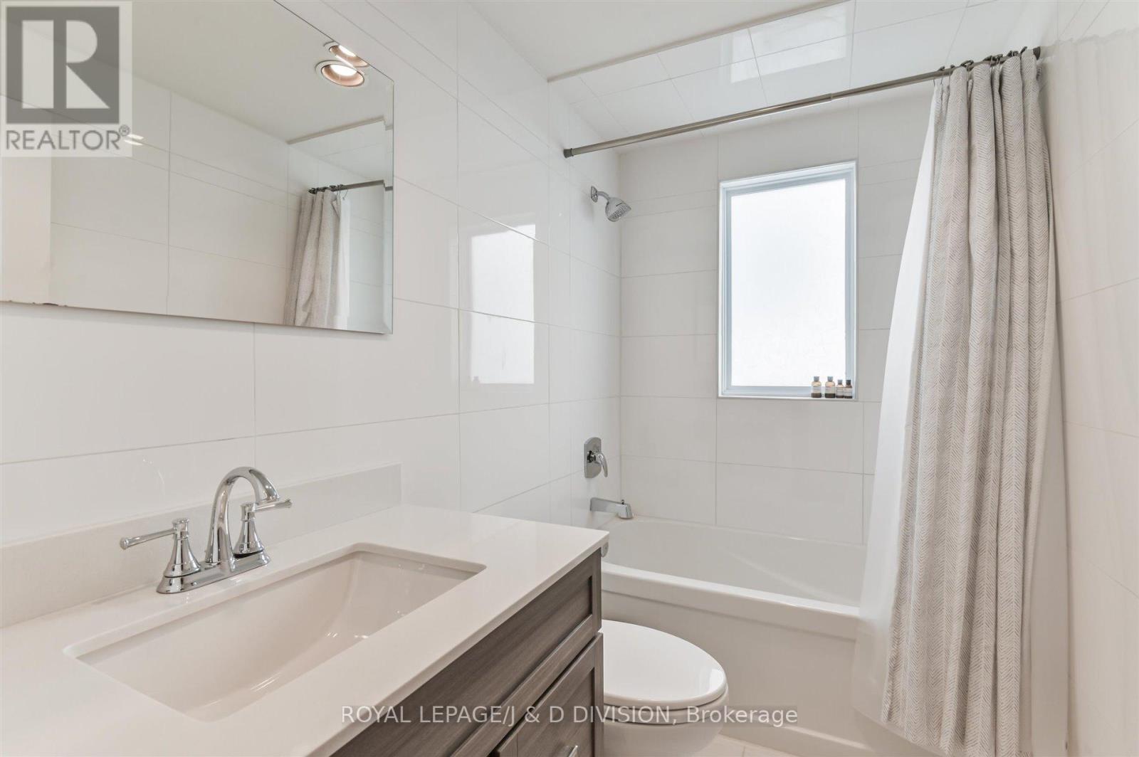 Main - 16 Farnham Avenue, Toronto, Ontario  M4V 1H4 - Photo 18 - C12461219