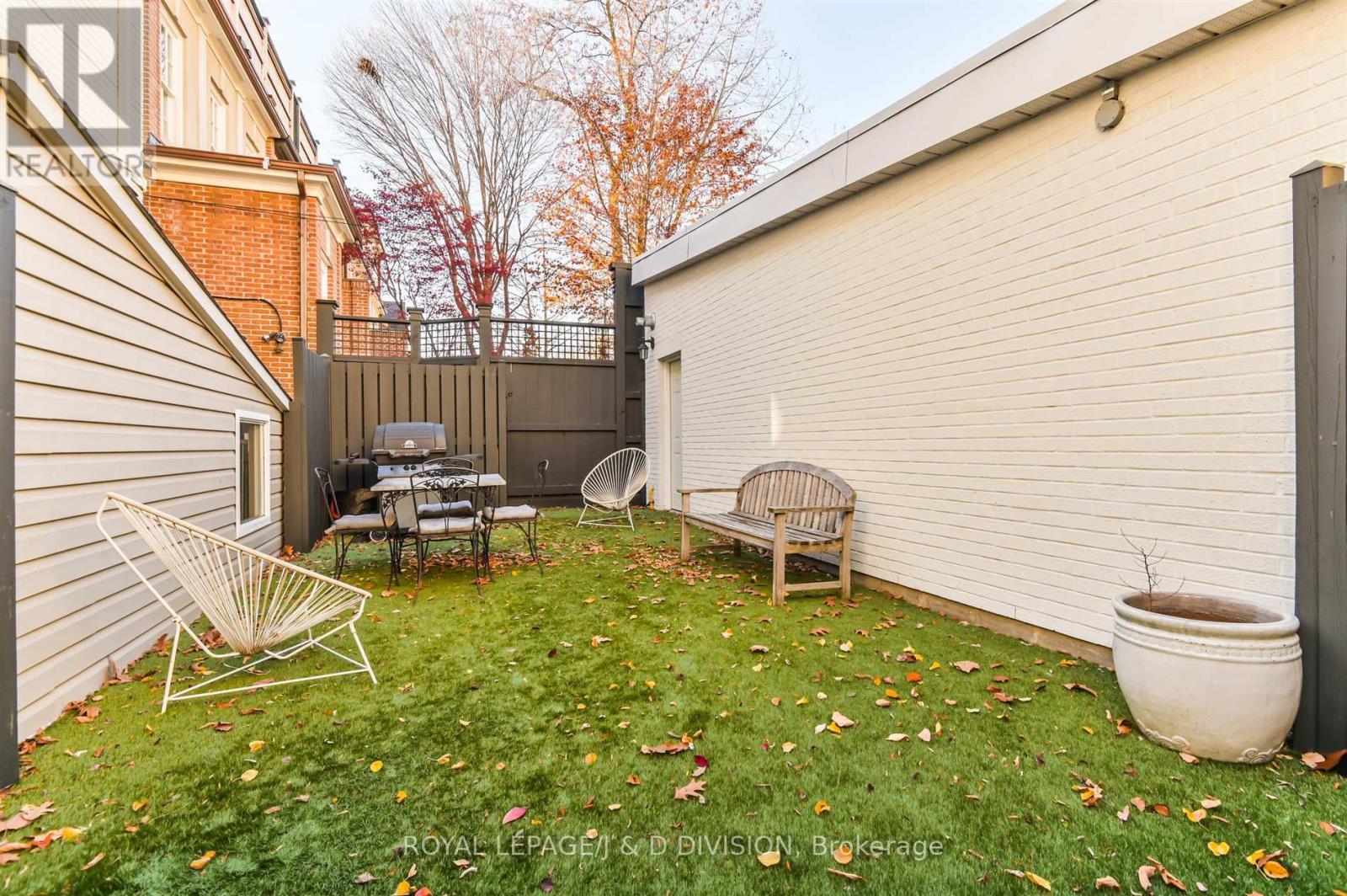 Main - 16 Farnham Avenue, Toronto, Ontario  M4V 1H4 - Photo 19 - C12461219
