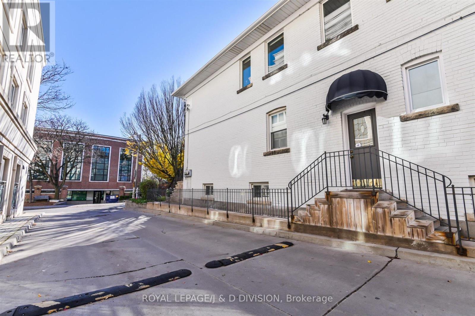 Main - 16 Farnham Avenue, Toronto, Ontario  M4V 1H4 - Photo 21 - C12461219