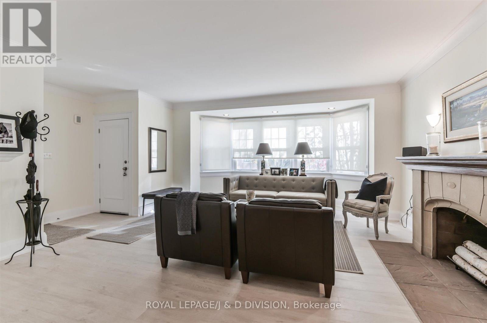 Main - 16 Farnham Avenue, Toronto, Ontario  M4V 1H4 - Photo 3 - C12461219