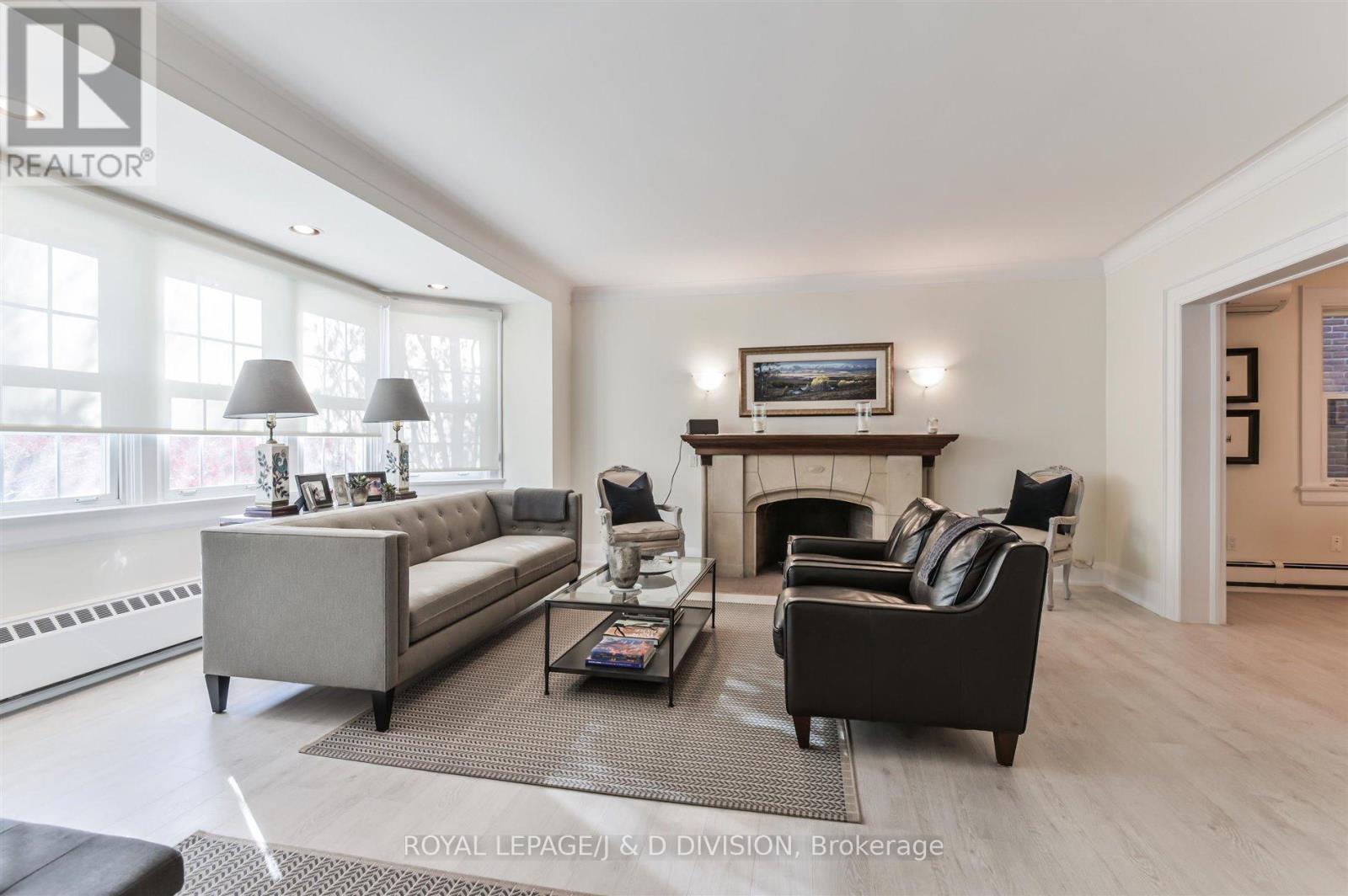 Main - 16 Farnham Avenue, Toronto, Ontario  M4V 1H4 - Photo 4 - C12461219