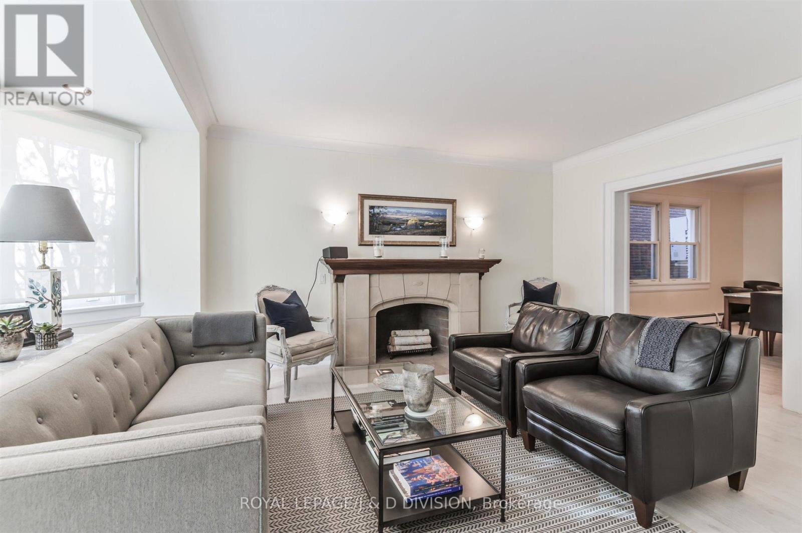 Main - 16 Farnham Avenue, Toronto, Ontario  M4V 1H4 - Photo 5 - C12461219