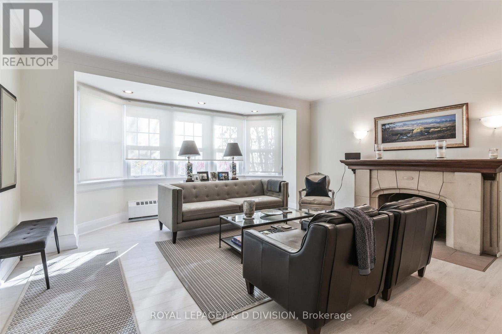 Main - 16 Farnham Avenue, Toronto, Ontario  M4V 1H4 - Photo 6 - C12461219