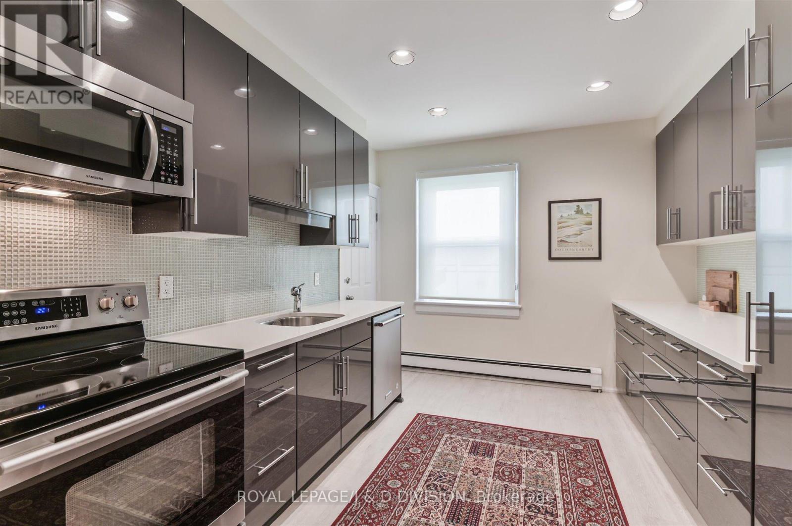Main - 16 Farnham Avenue, Toronto, Ontario  M4V 1H4 - Photo 9 - C12461219