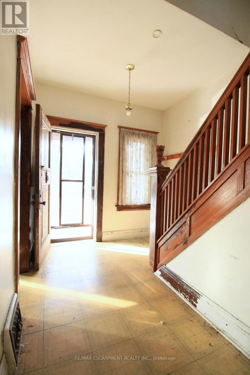 112 Kensington Avenue N, Hamilton (Crown Point), Ontario  L8L 7N2 - Photo 8 - X12461154