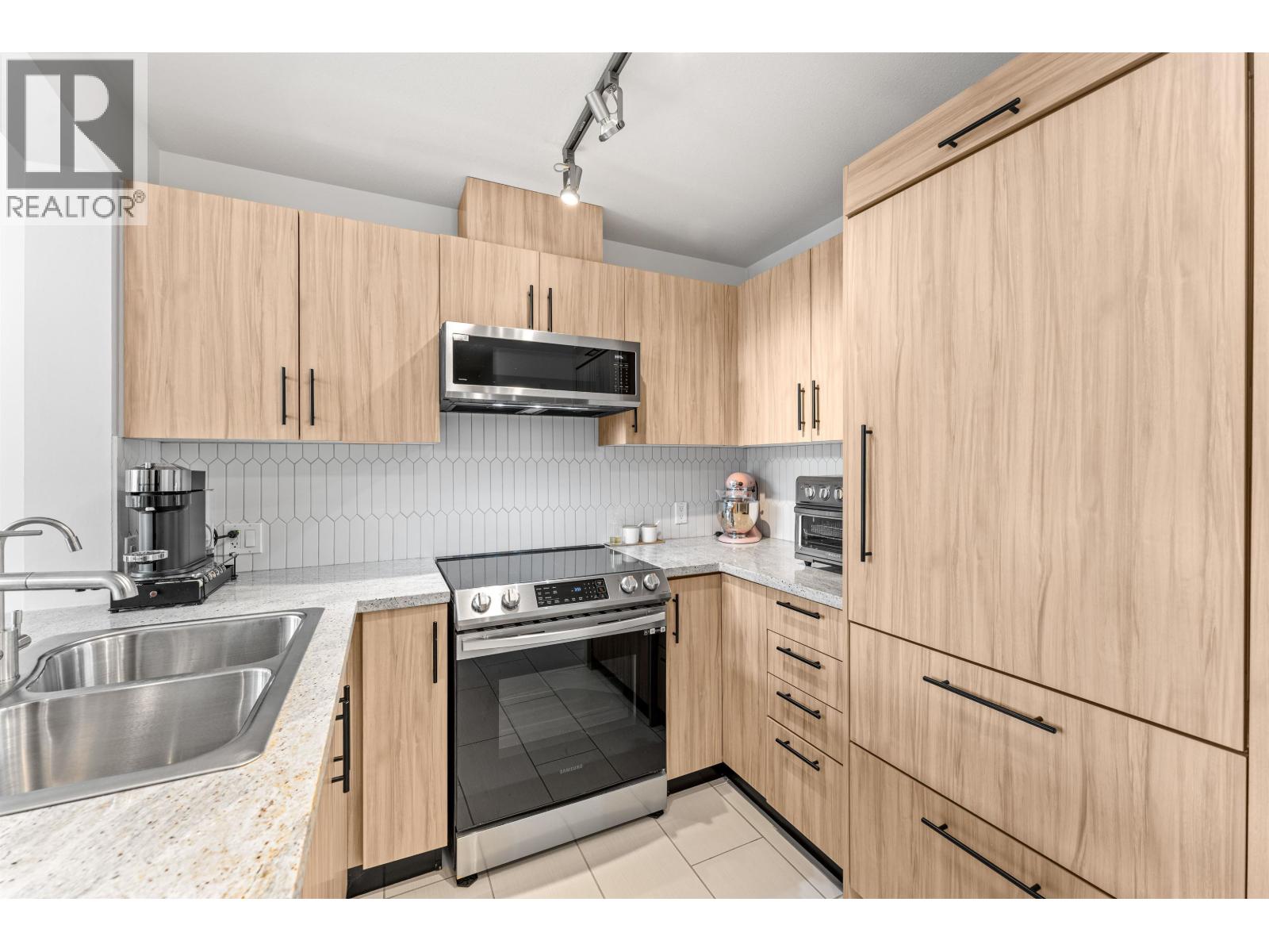505 7428 Byrnepark Walk, Burnaby, British Columbia  V3N 0B4 - Photo 9 - R3057915