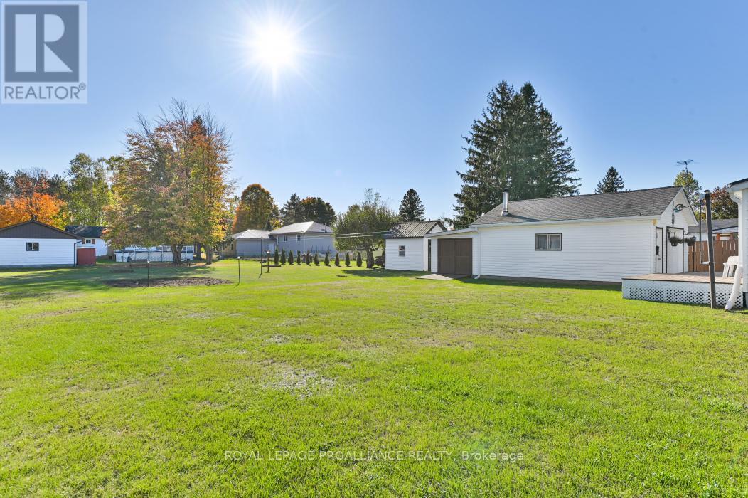 36 Jones Street, Addington Highlands, Ontario K0H 1P0 - Photo 17 - X12461304