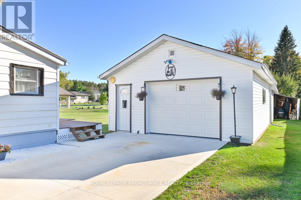 36 Jones Street, Addington Highlands, Ontario K0H 1P0 - Photo 2 - X12461304