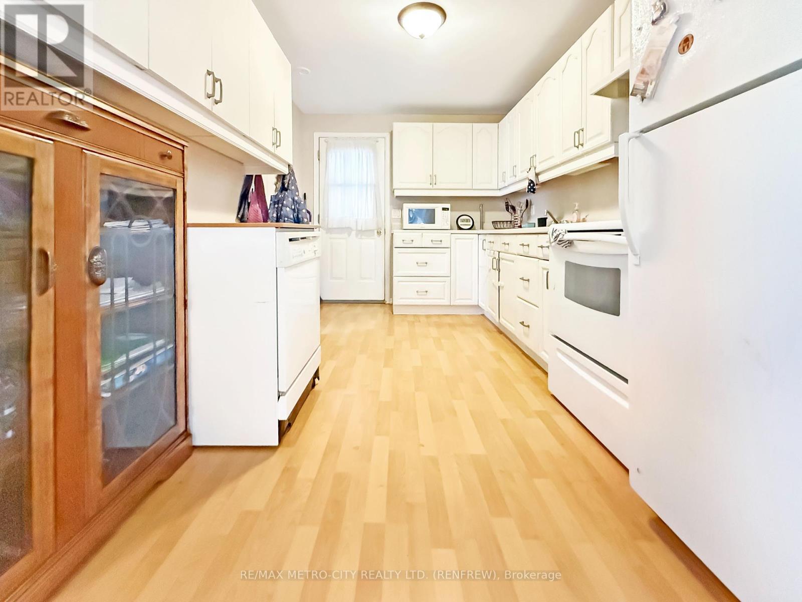 778 Seventh Street, Renfrew, Ontario  K7V 1B7 - Photo 8 - X12354908