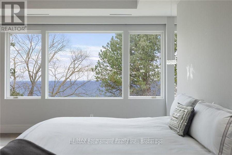 2250 Chancery Lane W, Oakville, Ontario  L6J 6A3 - Photo 22 - W12461399
