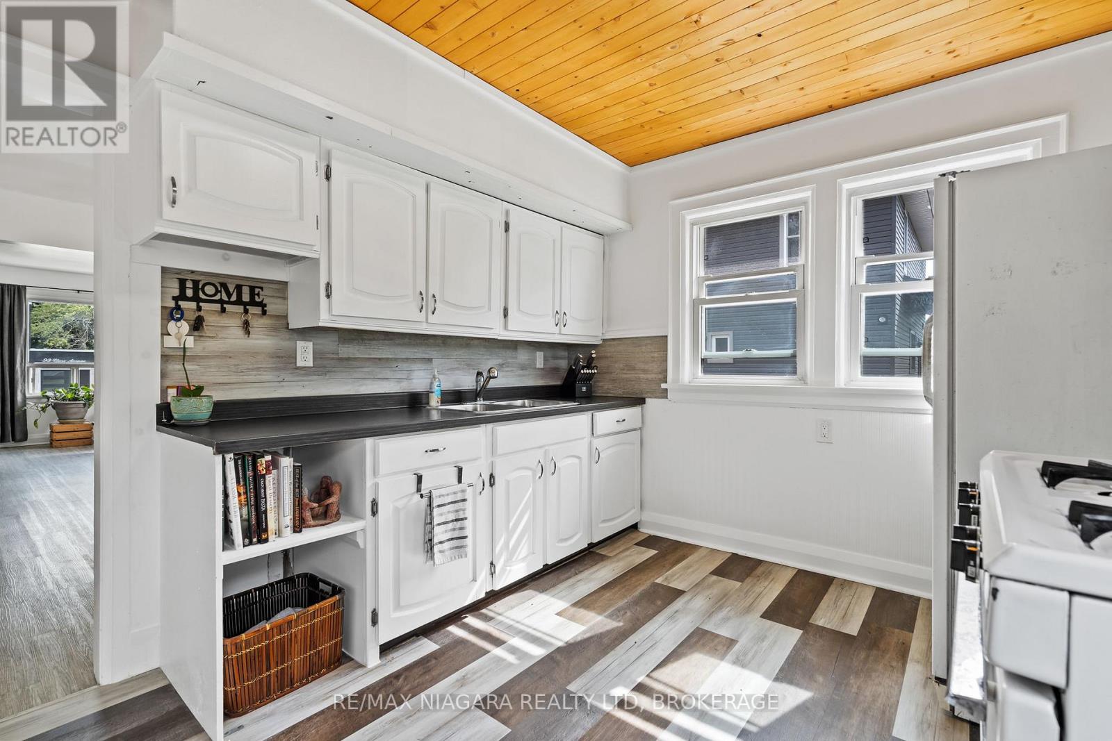 94 Clare Avenue, Port Colborne, Ontario  L3K 5H4 - Photo 10 - X12461396
