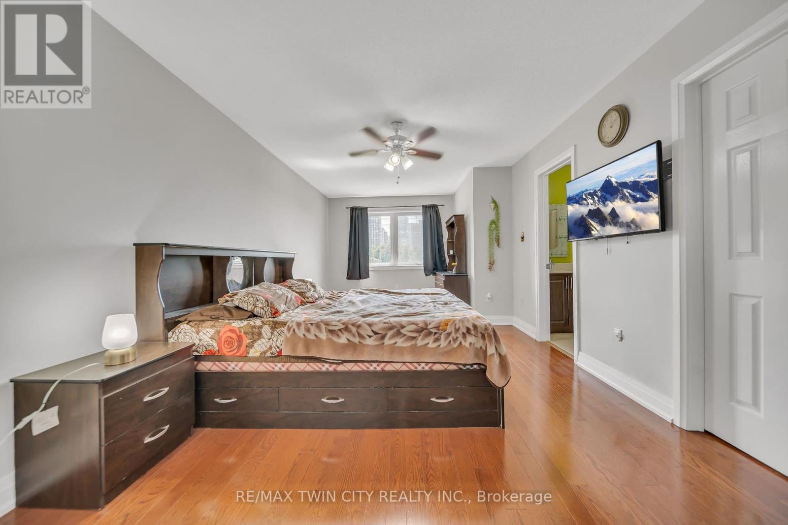 562 Orange Walk Crescent, Mississauga, Ontario  L5R 0A3 - Photo 19 - W12461253