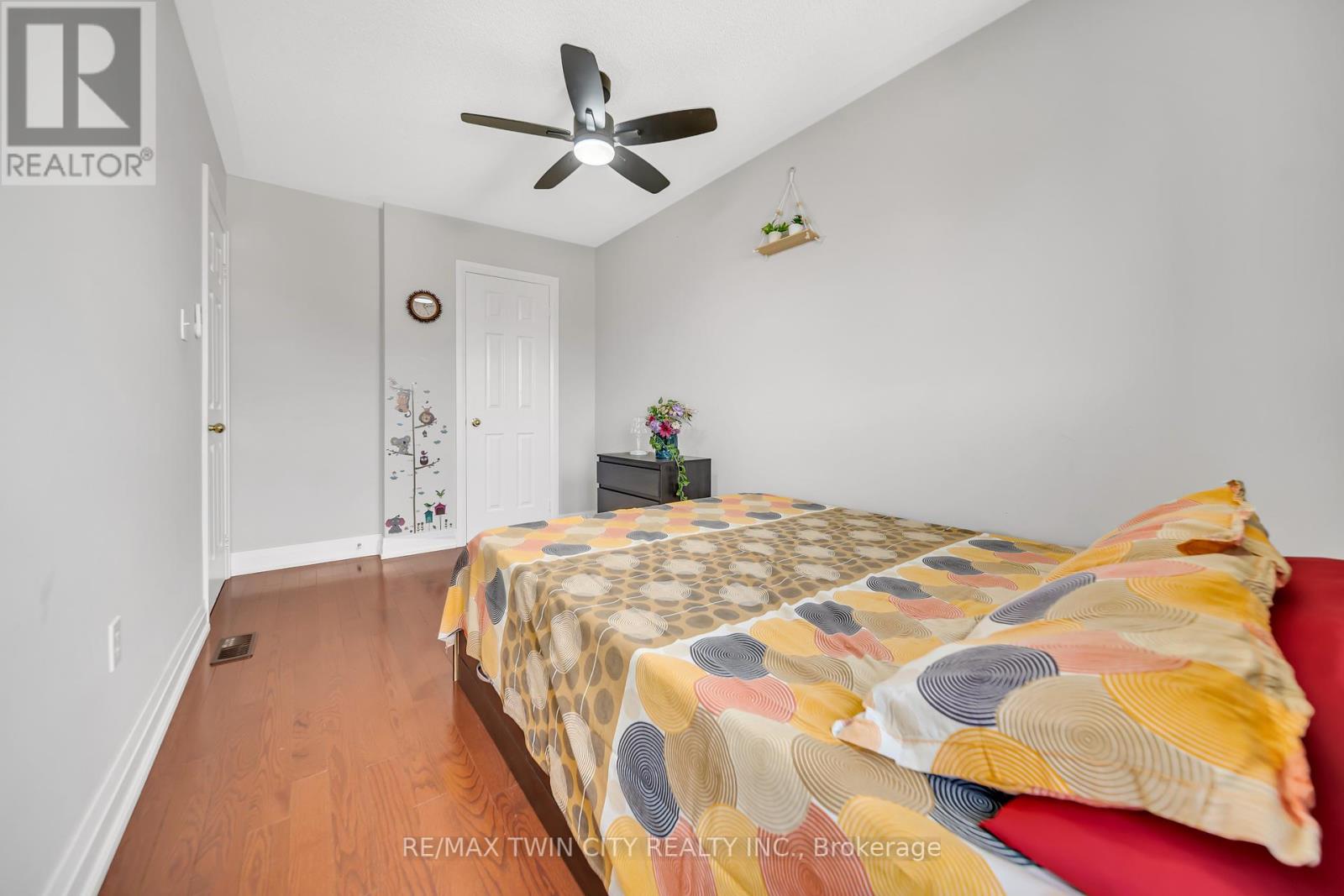 562 Orange Walk Crescent, Mississauga, Ontario  L5R 0A3 - Photo 25 - W12461253