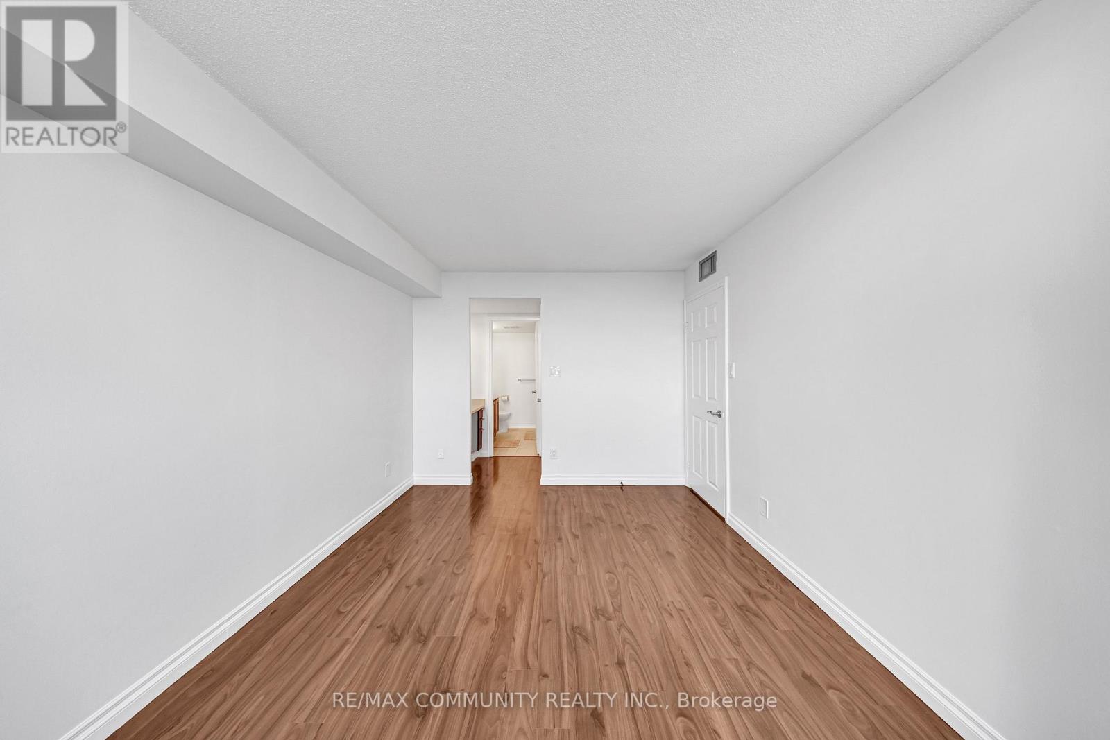 908 - 1360 Rathburn Road E, Mississauga, Ontario  L4W 4H4 - Photo 10 - W12461269