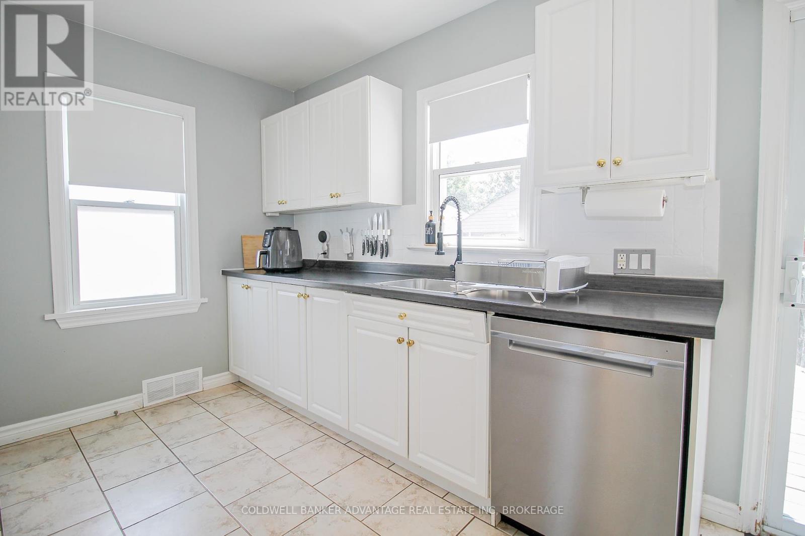 79 Second Street, Welland, Ontario  L3B 4T7 - Photo 10 - X12338233