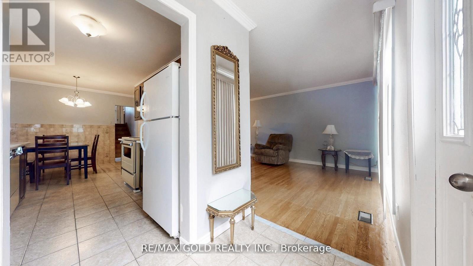 44 Chatsworth Drive, Brampton, Ontario  L6X 2L9 - Photo 16 - W12460991