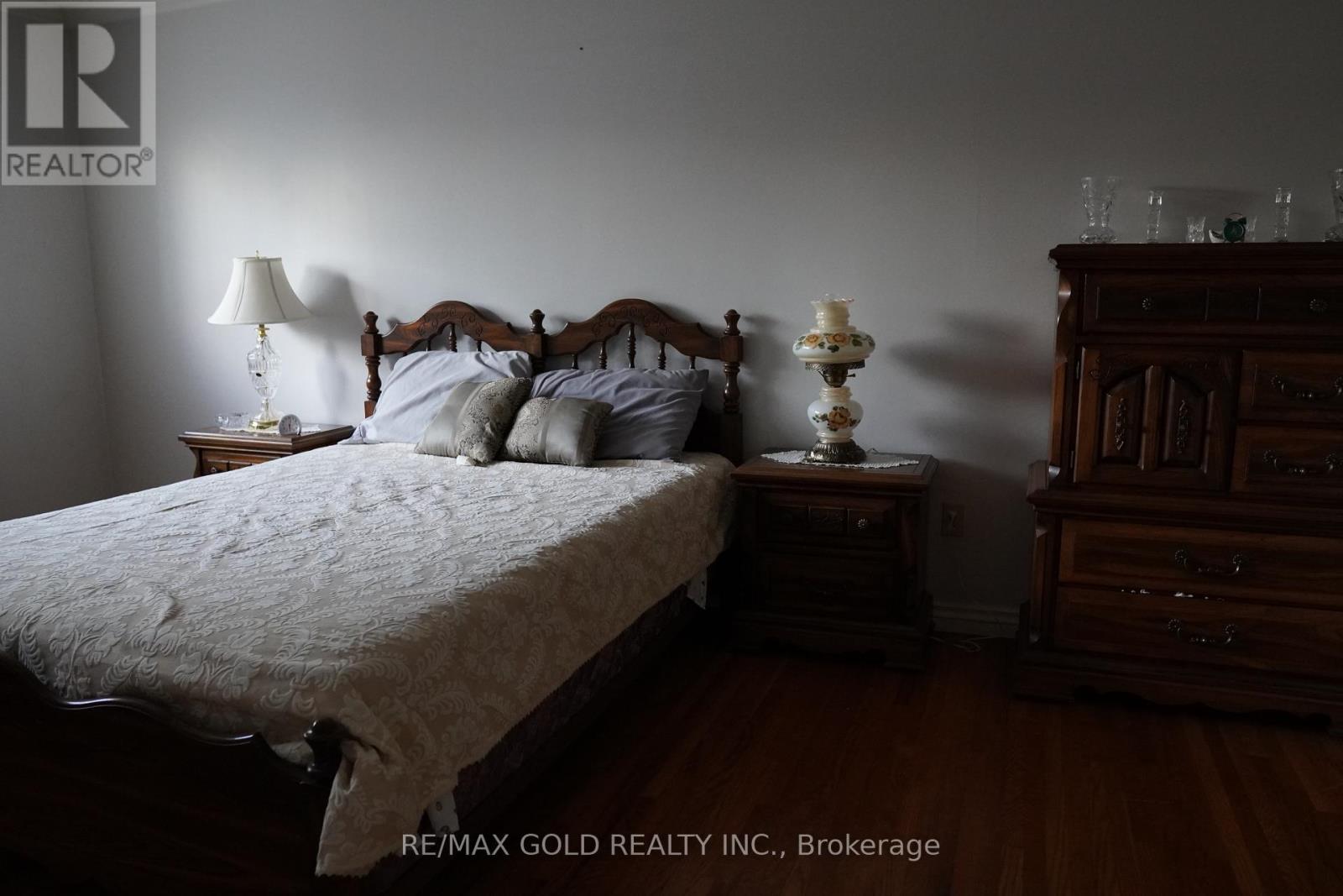 44 Chatsworth Drive, Brampton, Ontario  L6X 2L9 - Photo 23 - W12460991