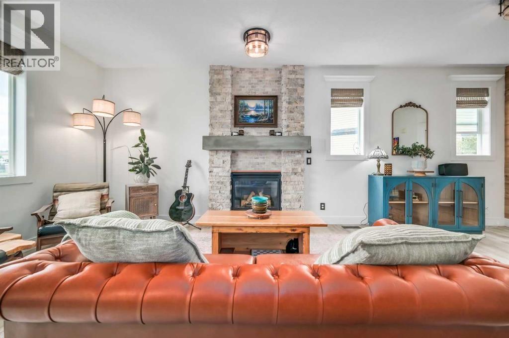 18 Cimarron Grove Bay, Okotoks, Alberta  T1S 2H3 - Photo 7 - A2260175