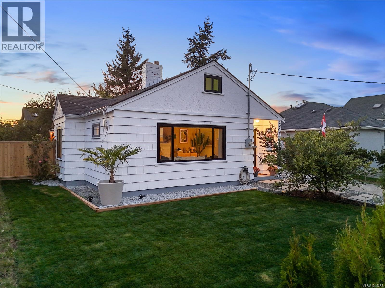 2540 Blackwood St, Victoria, British Columbia  V8T 3W1 - Photo 3 - 1015863