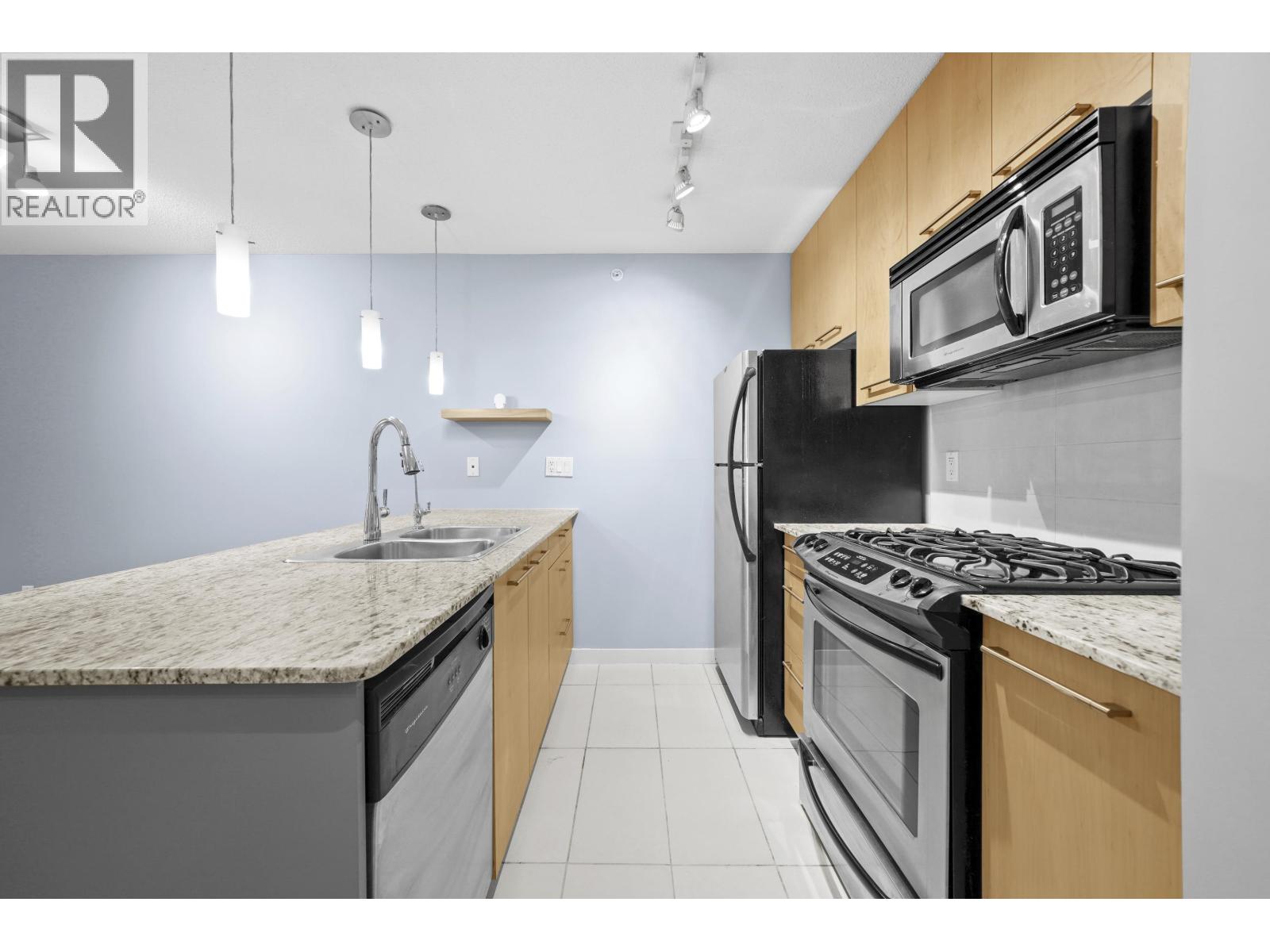 303 2979 Glen Drive, Coquitlam, British Columbia  V3B 0B2 - Photo 5 - R3057922